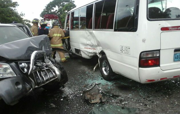 Una ciudadana de 75 años que viajaba en el pick-up, sufrió heridas de consideración. FOTO/JoséVásquez