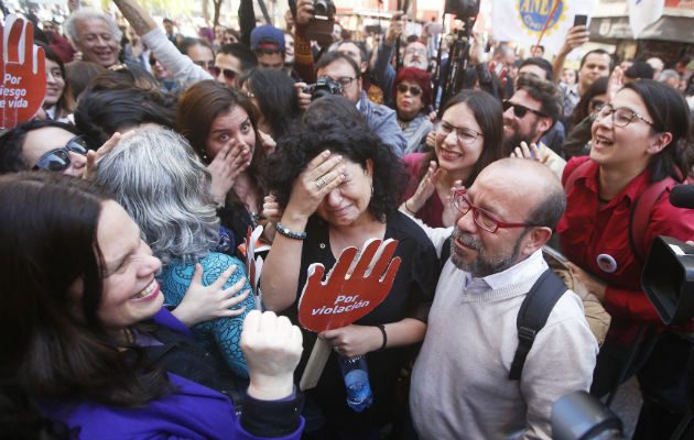 Un grupo de mujeres pro aborto celebran la decisión. Foto/ EFE