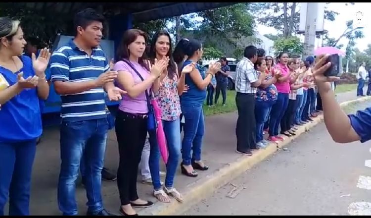 Docentes se apostaron en la vía Interamericana frente al Meduca en la ciudad de David. /Foto Mayra Madrid