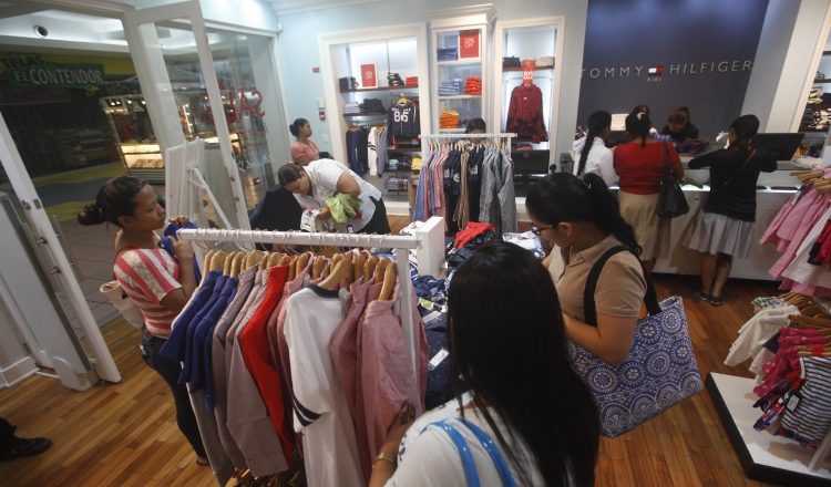 Las ofertas en los distintos comercios del país oscilan entre un 10% y un 50%, las cuales son aprovechadas por los panameños. /Foto Archivo