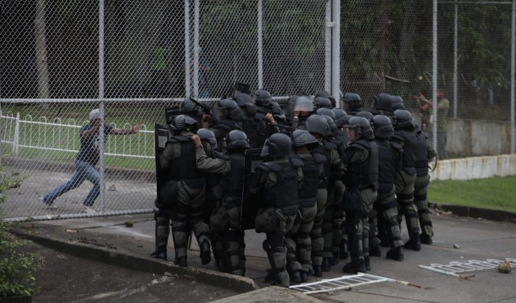 La Policía ha sido acusada de atentar contra la autonomía de la Universidad de Panamá, al colocar candados en las puertas del campus central durante las protestas. /Foto Archivo 