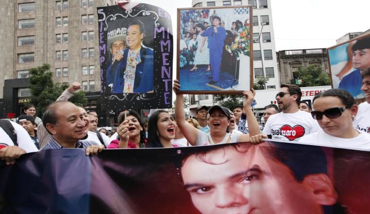 'Fans' esperaron las cenizas del cantante. Esto fue en México, Ciudad.