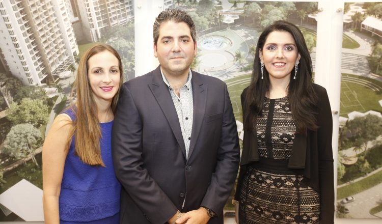 1. Pamela Esses, Mauricio Esses y Ariela Sultán.