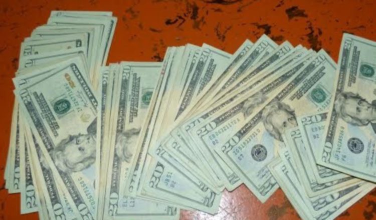 Dinero decomisado en denominaciones de $20.00 y la camioneta utilizada donde venía oculto. /Foto Mayra Madrid 