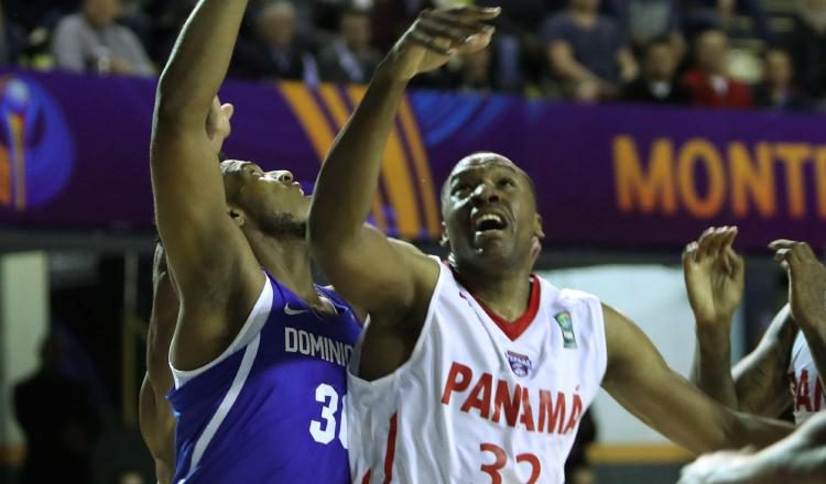 Carter (d) lucha el balón con Jhonatan Araujo. /Foto EFE