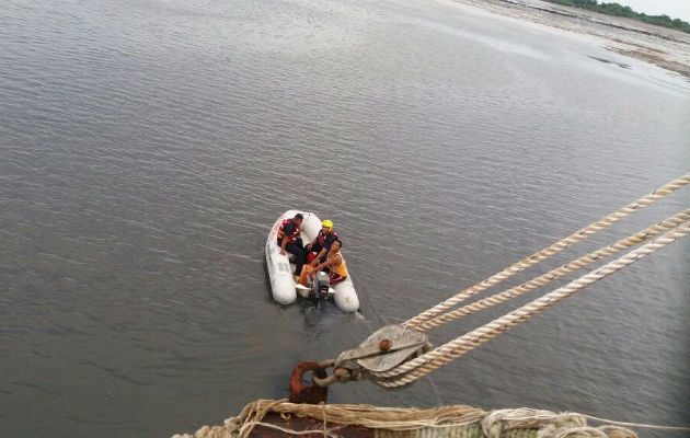 Nuevamente una corriente de agua arrastra a otra persona en el Arraiján. Foto: Eric Montenegro