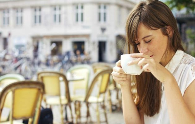 Lograr de tomar café y bebidas energética