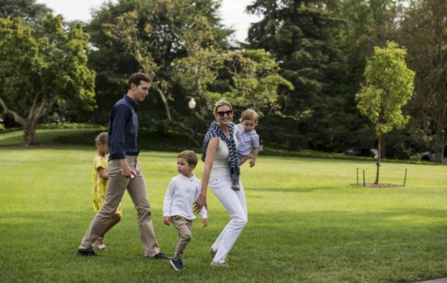 Ivanka Trump, su esposo, Jared Kushner y sus hijos. FOTO/AP