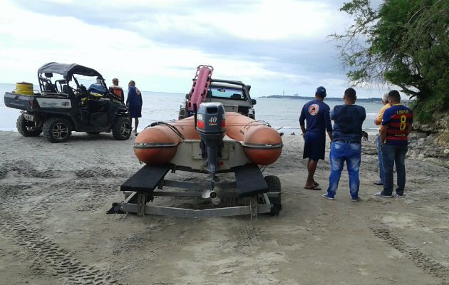 Unidades de los bomberos se mantienen en el área buscando al desaparecido. Foto: Eric Ariel Montenegro