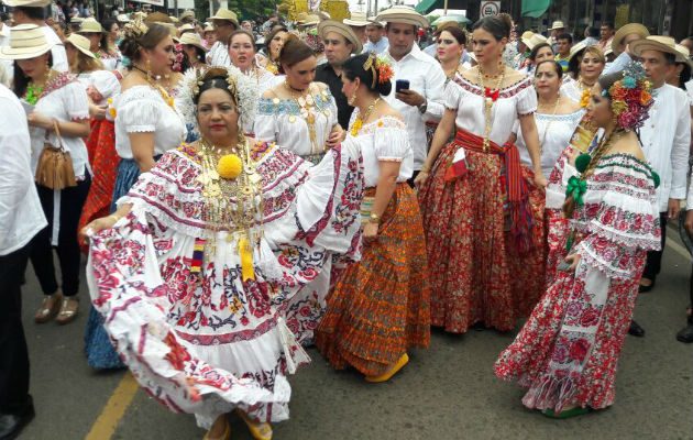 Con una serie de actividades los tableños celebraron los 75 años del colegio tejada Roca. Foto: Zenaida Vásquez