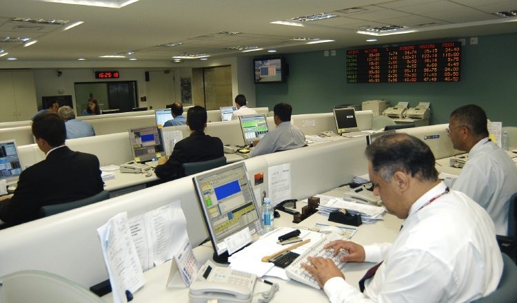 Algunas organizaciones han denunciado que las profesiones que por ley están reservadas única y exclusivamente para nacionales están siendo ejercidas por los extranjeros. /Foto Archivo