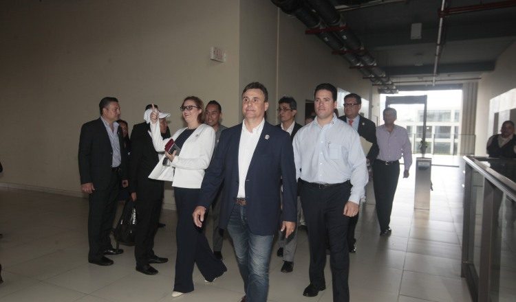 Solo correrán los 3 candidatos con más firmas. /Foto Archivo