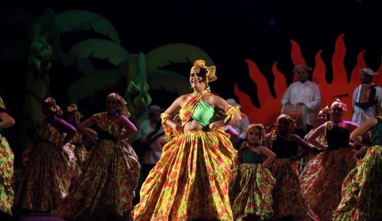 Abundaron el talento, los coloridos vestuarios y la escenografía.