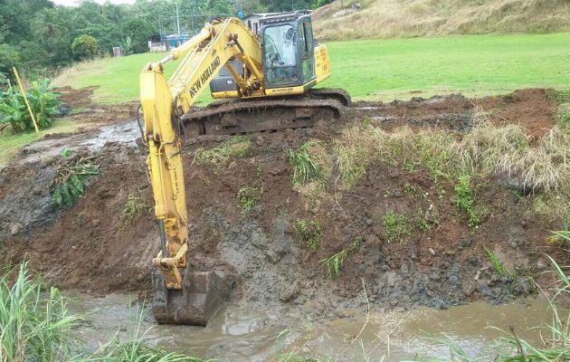 Autoridades buscan minimizar las inundaciones en Cativá. Foto: Diómedes Sánchez