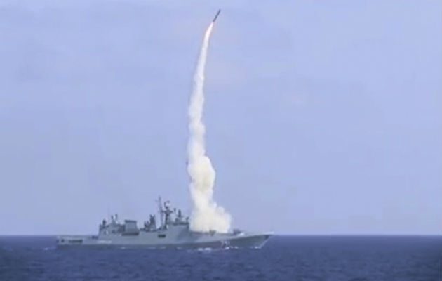 Un misil de crucero Kalibr lanzado por la fragata de la Marina rusa. AP