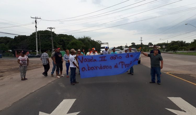 Los productores de arroz de Penonomé y Antón durante el cierre de la vía Interamericana. /Foto Elena Valdez