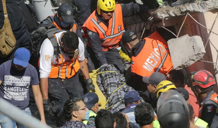 Rescatistas logran sacar a varias personas con vida de edificios en ruinas. /Foto EFE