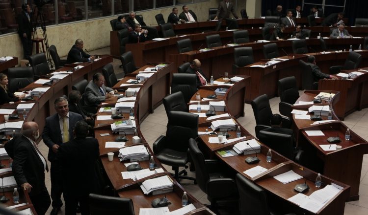 La Asamblea debió devolver 514 cheques de donativos en julio. Archivo