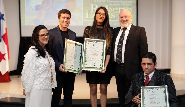 Los ganadores en Arte digital junto a funcionarios del Inac.