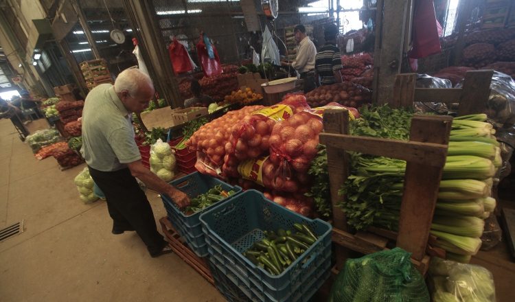 En la actualidad, el precio de los productos como verduras y vegetales no han registrado un aumento, pero los comerciantes están a la expectativa si ocurre otra alza. Archivo