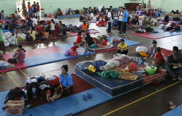 Residentes permanecen en un refugio. Foto: EFE.  