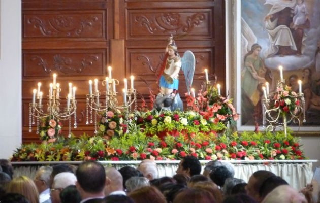 Cientos de devotos se reúnen. Fotos: Thays Domínguez. 