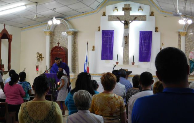 Muchos azuerences opinan que el cura fue sincero con su renuncia. Foto: Zenaida Vásquez