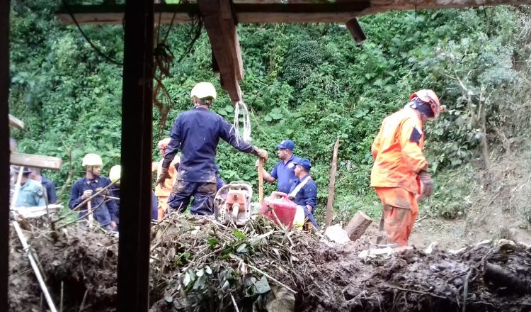 El primer cuerpo encontrado por los socorristas se hallaba enterrado bajo hojas de zinc y lodo. /Foto Mayra Madrid