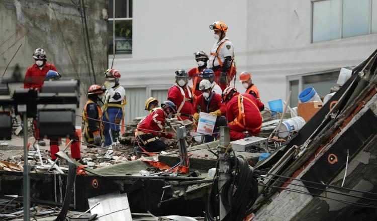 Brigadistas continuaban ayer buscando cuerpos. /Foto EFE