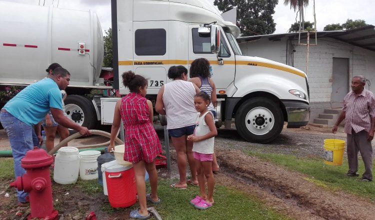 El Idaan envió ayer carros cisterna  oficiales y privados a dotar de agua a comunidades en Chame. /Foto Eric A. Montenegro