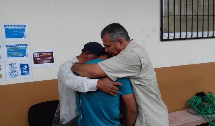 Familiares consternados por la tragedia que trajo luto y dolor. /Foto Mayra Madrid 