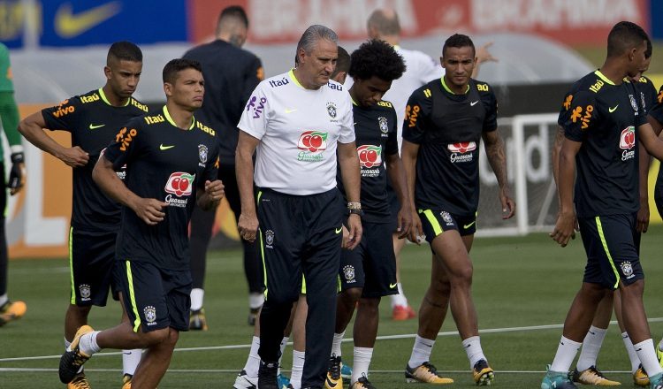 "Tite", en el entrenamiento de Brasil. /Foto AP