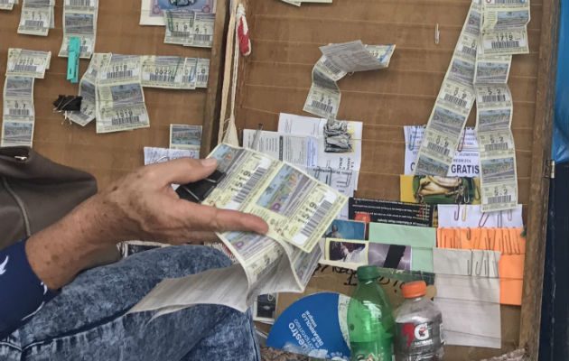 La venta de chances y billetes de la LNB "casados" es incontrolable en Veraguas. Foto: Víctor Rodríguez