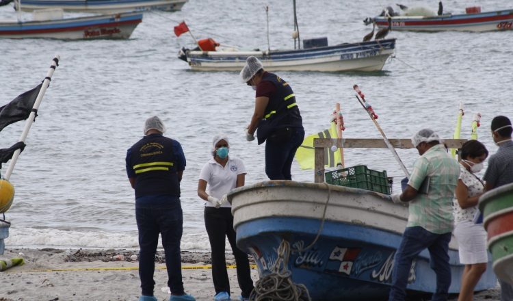 El cuerpo de la fémina flotaba  y    estaba decapitado. /Foto Eric A. Montenegro
