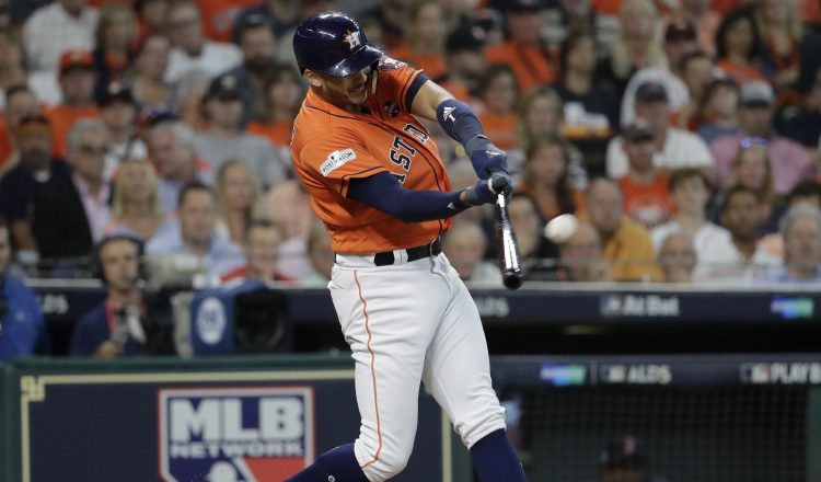 Carlos Correa sacó el bate a tiempo. AP