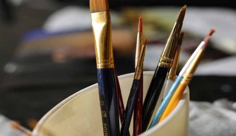 El arte llama al arte: Así como estos pinceles son clave para su labor creativa,  lo son los libros que  se ven en  varios anaqueles y las esculturas y pinturas que  hay  en su sala y estudio. También sus caminatas diarias.