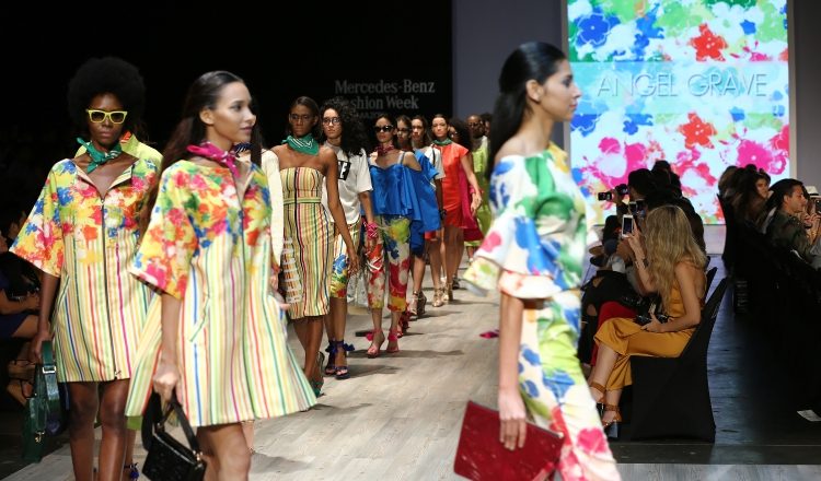 Los bloggers casi siempre  están en primera fila tomando fotos de los "looks". /Foto Aurelio Herrera Suira