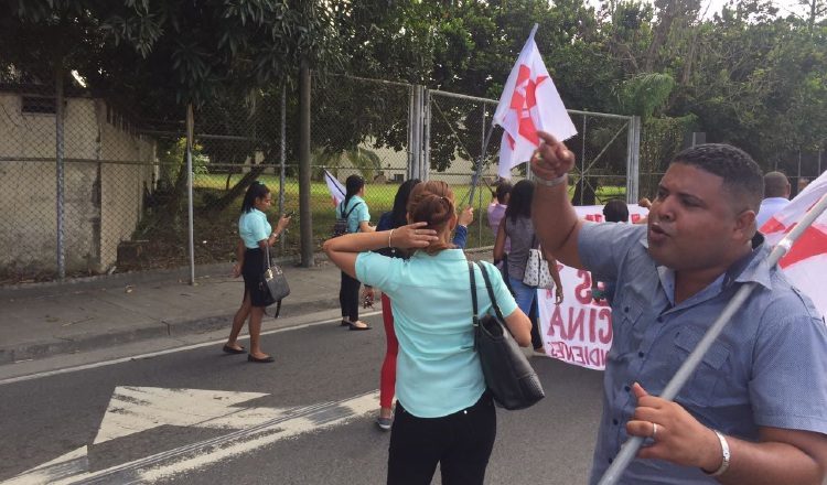 Universitarios cerraron desde temprano la vía a la altura del Cruc en la comunidad de Arco Iris. /Foto Delfia Cortez