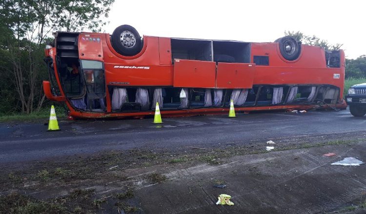 El bus de la ruta Sampasa quedó llantas arriba a un lado de la vía. /Foto Elena Valdez 