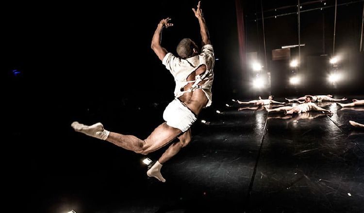 Kibbutz Contemporary Dance Company (Israel). "Horses in the Sky"  de Rami Be'er. Eyal HIrsch 005