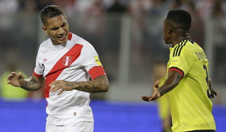 Paolo Guerrero (izq.) metió a Perú a la repesca. /Foto AP
