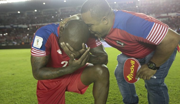 Felipe "Pipe" Baloy es consolado por un fanático. /Foto Anayansi Gamez