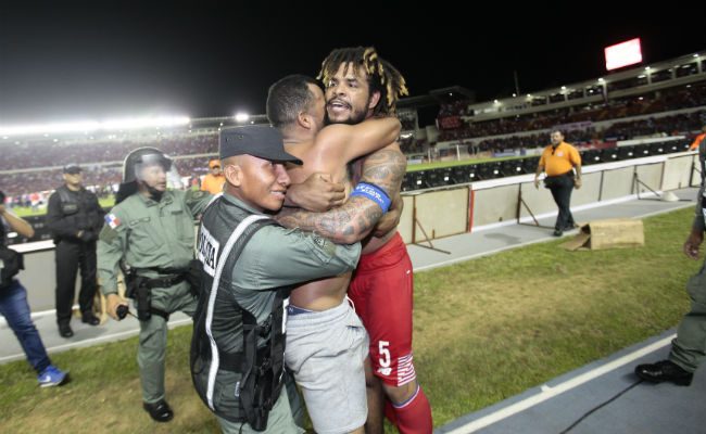 El fanático llega a felicitar a Román y el policía. Foto: Anayansi Gamez