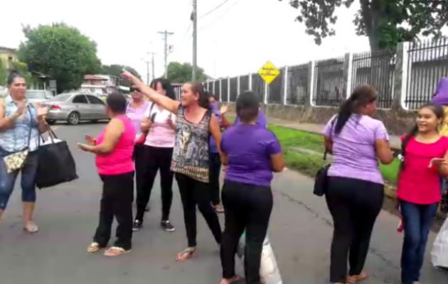 Los familiares siguen oponiéndose al traslado de losl reos a la nueva cárcel. Foto: Mayra Madrid