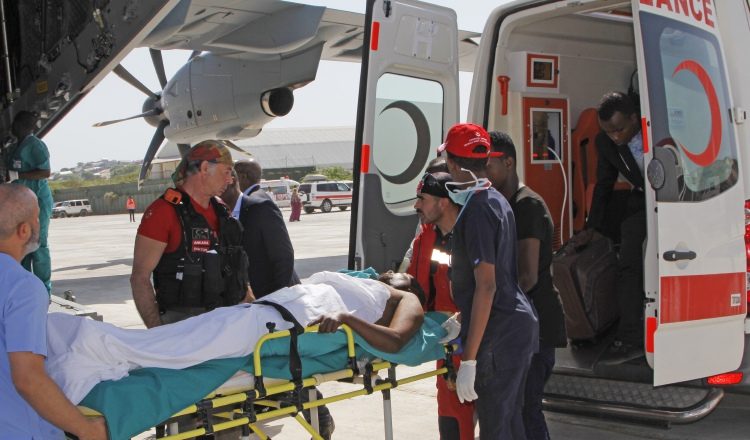 Traslado de un herido /Foto AP