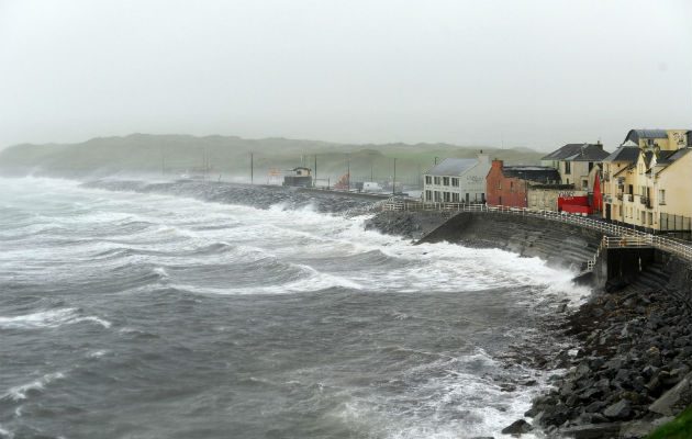 Fuerte oleaje en la costa del Condado de Clare, Irlanda. Foto: EFE 