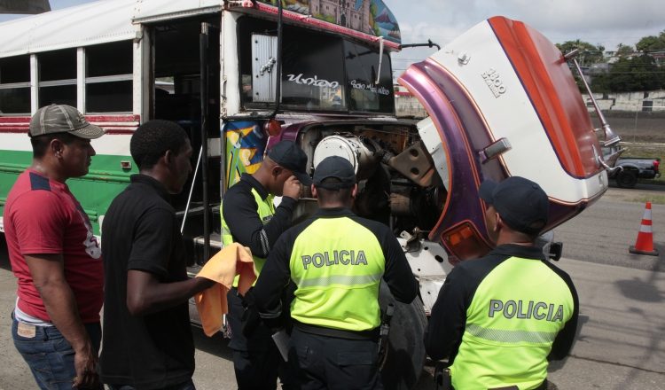 En la Transístmica, a la altura de La Gran Estación de San Miguelito, unidades de Operaciones del Tránsito de la Policía realizaron un operativo contra los "diablos rojos". Víctor Arosemena 