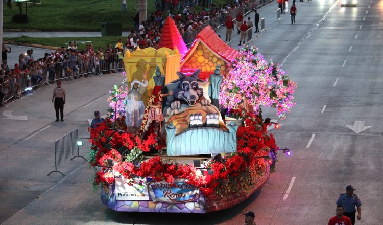 Para este año se tiene contemplado la participación de 12 carros alegóricos en el desfile de Navidad. /Foto Archivo