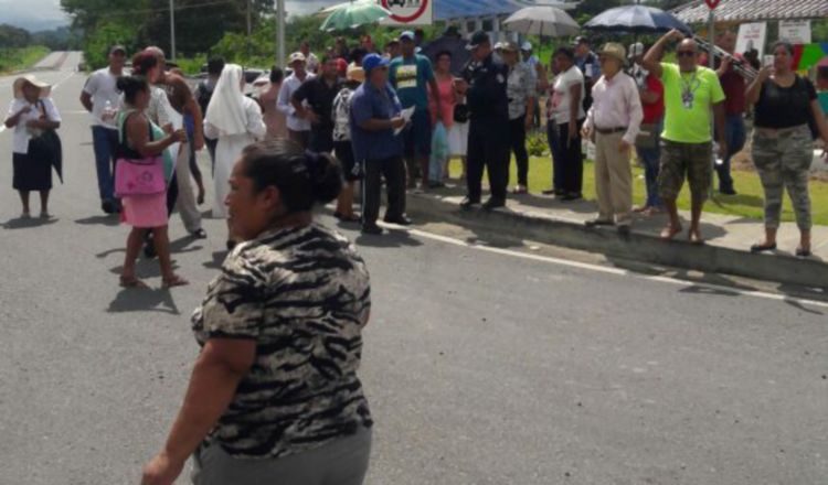 Cerraron dos paños de la Interamericana, en Remedios. /Foto José Vásquez