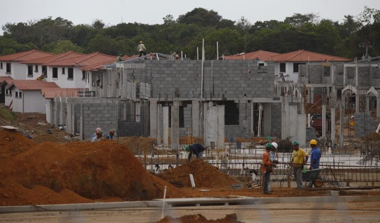 Aunado al costo de los materiales, la  burocracia estatal también influye en el  encarecimiento de  las viviendas, lo que perjudica al panameño trabajador. Archivo